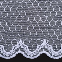 Záclona s vyšívaným vzorem v pásech