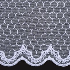 Záclona s vyšívaným vzorem v pásech