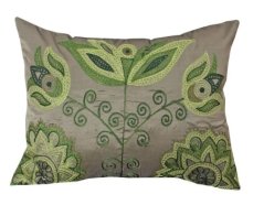 5093 dekoracny vankus zeleny s vysivanymi vzormi