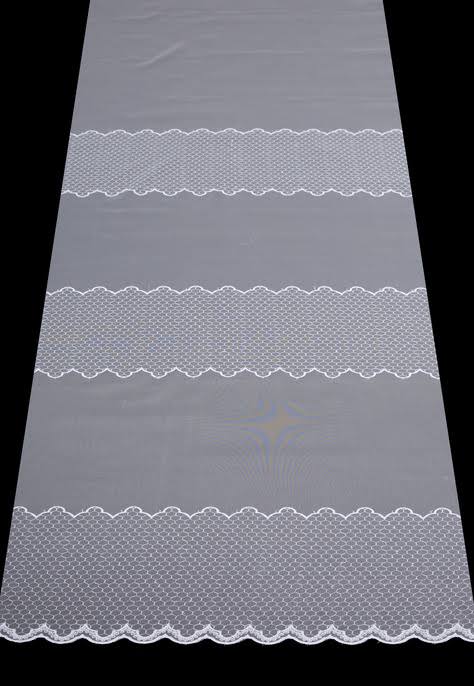 Záclona s vyšívaným vzorem v pásech metráž