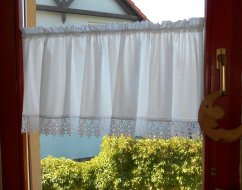 krátká záclonka s krajkou