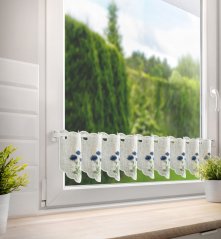 Krátká záclonka s vyšívanými květy