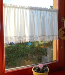 krátká záclonka s krajkou 2