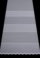 Záclona s vyšívaným vzorem v pásech metráž