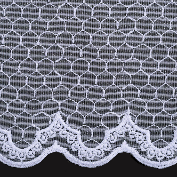 Záclona s vyšívaným vzorem v pásech