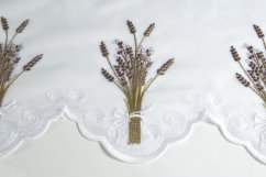 Vyšívaná záclona levandule