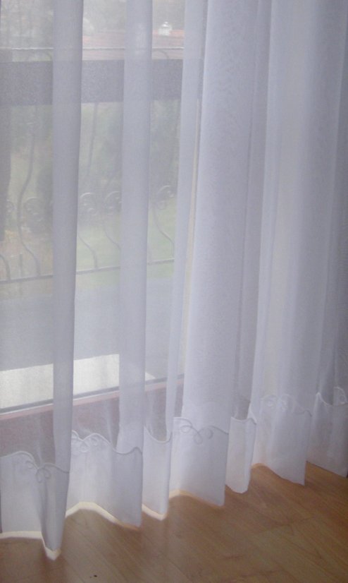 Záclona s ozdobným spodním lemem Záclona s ozdobným spodním lemem