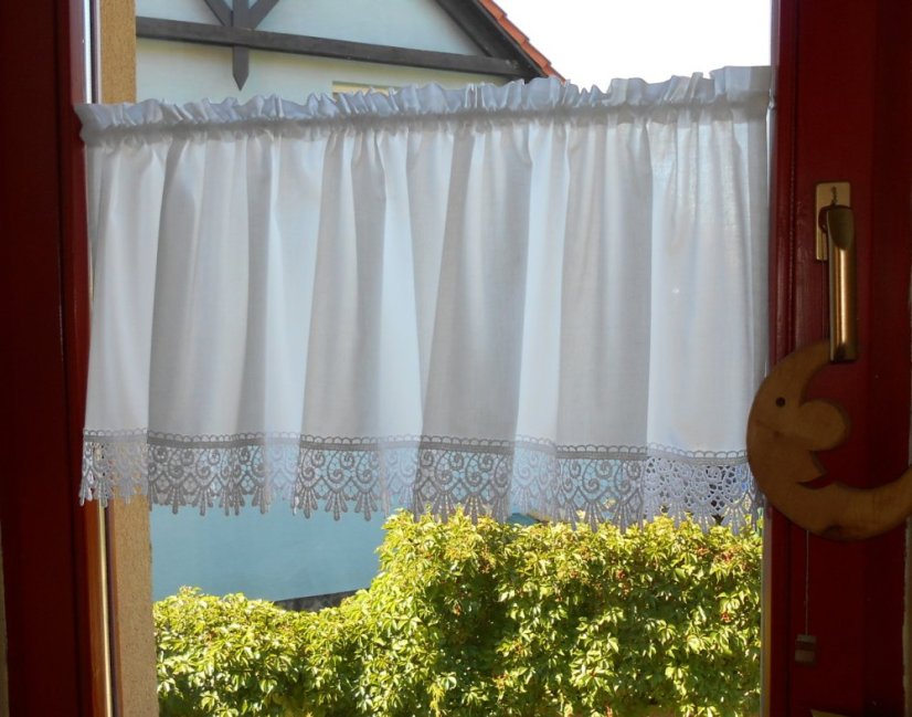 krátká záclonka s krajkou