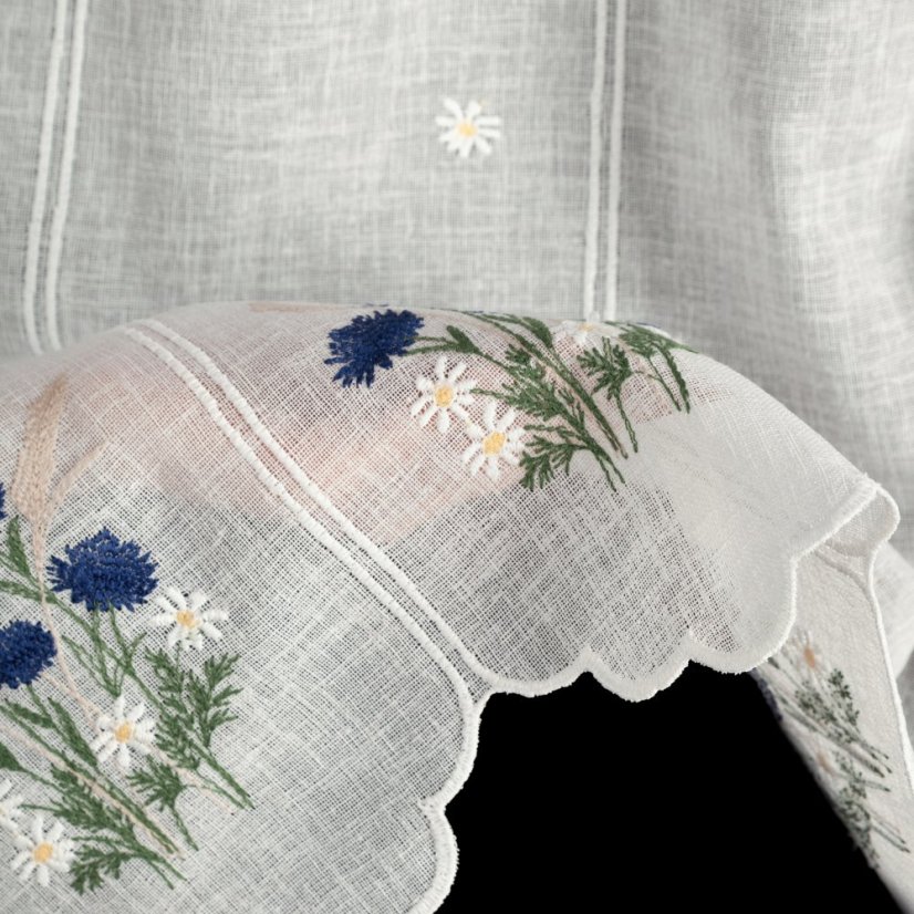 Krátká záclonka s vyšívanými květy