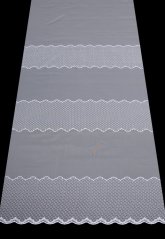 Záclona s vyšívaným vzorem v pásech