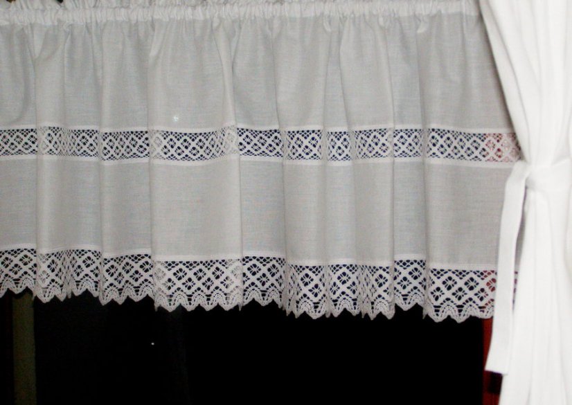 Krátká záclona venkovský styl