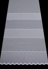 Záclona s vyšívaným vzorem v pásech metráž