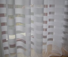 Záclona s pruhy