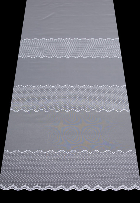 Záclona s vyšívaným vzorem v pásech