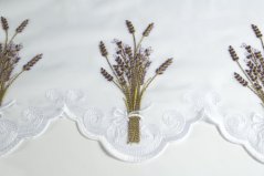 Vyšívaná záclona levandule