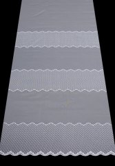 Záclona s vyšívaným vzorem v pásech