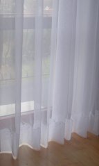 Záclona s ozdobným spodním lemem